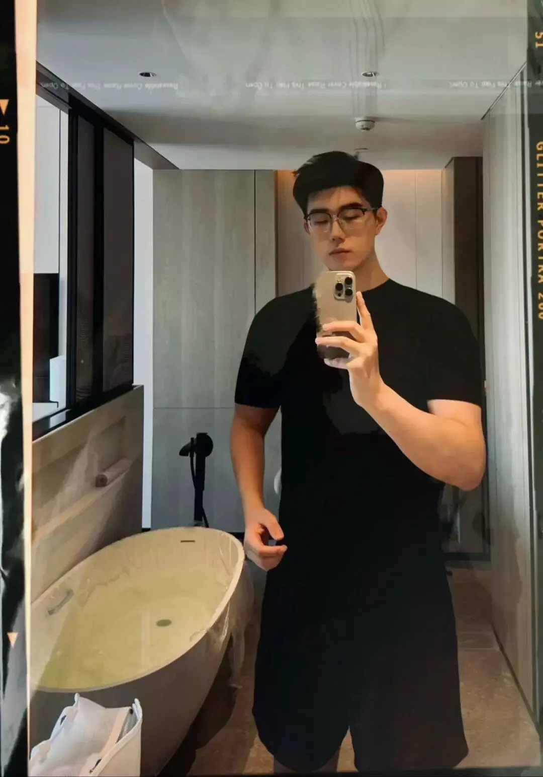 192cm人夫系黑袜战神浴室湿身照疯传！44码大脚让全网连夜换老公