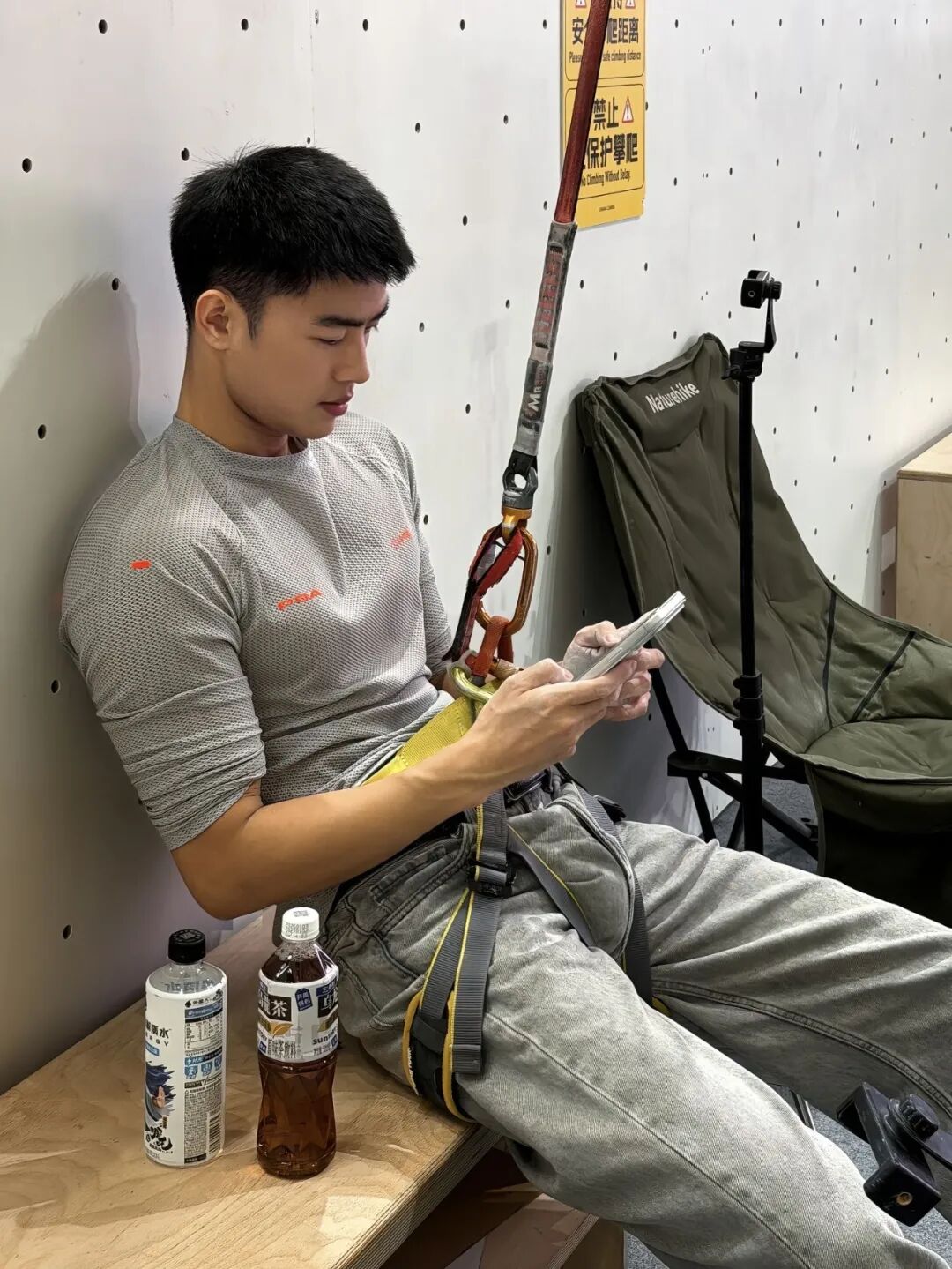 不小心扒到了四川空少小哥的攀岩照，这实力很强了！