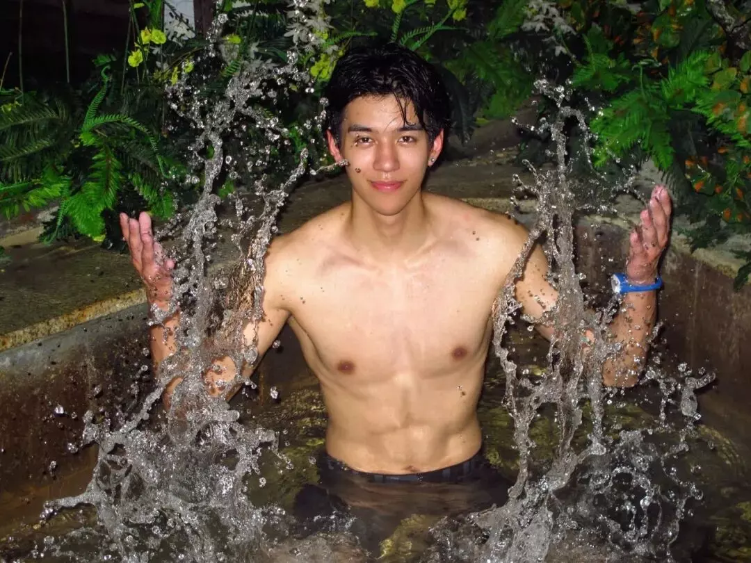 图片[13]-05年黑皮体育生男大，这颜值有点高啊……-小蓝短视频