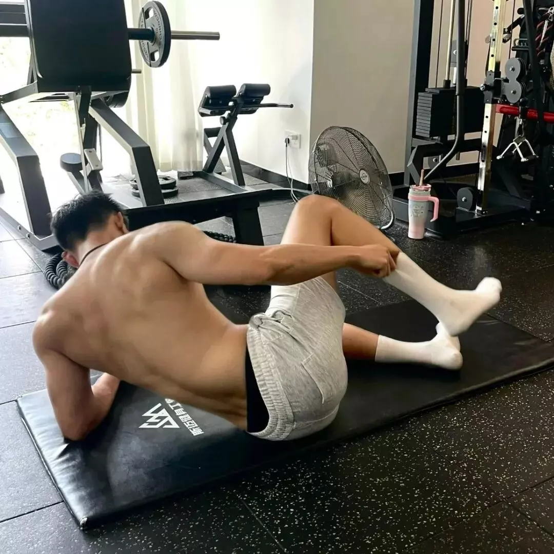 白皮背影杀！肌肉版叮当猫！猛男和猫在…… | 鉴定网络热门帅哥-小蓝短视频