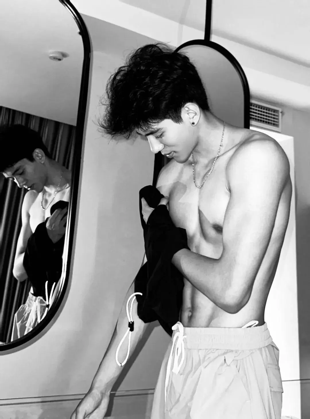 图片[15]-05年黑皮体育生男大，这颜值有点高啊……-小蓝短视频