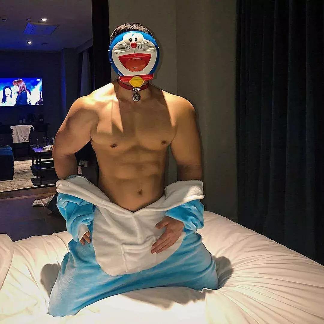 图片[2]-白皮背影杀！肌肉版叮当猫！猛男和猫在…… | 鉴定网络热门帅哥-小蓝短视频