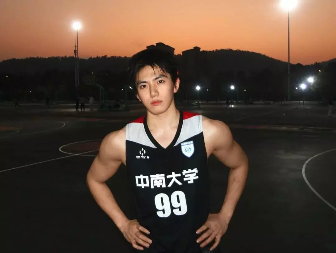 187中南大学硬帅篮球体育生，极品身材太馋人...-潮男潮北