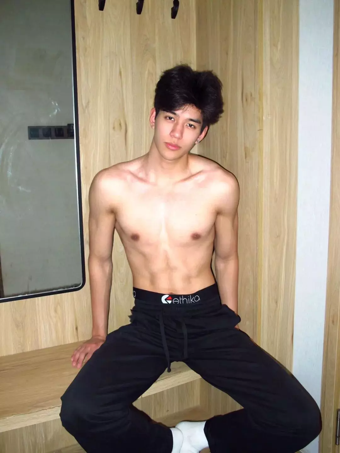 图片[5]-05年黑皮体育生男大，这颜值有点高啊……-小蓝短视频