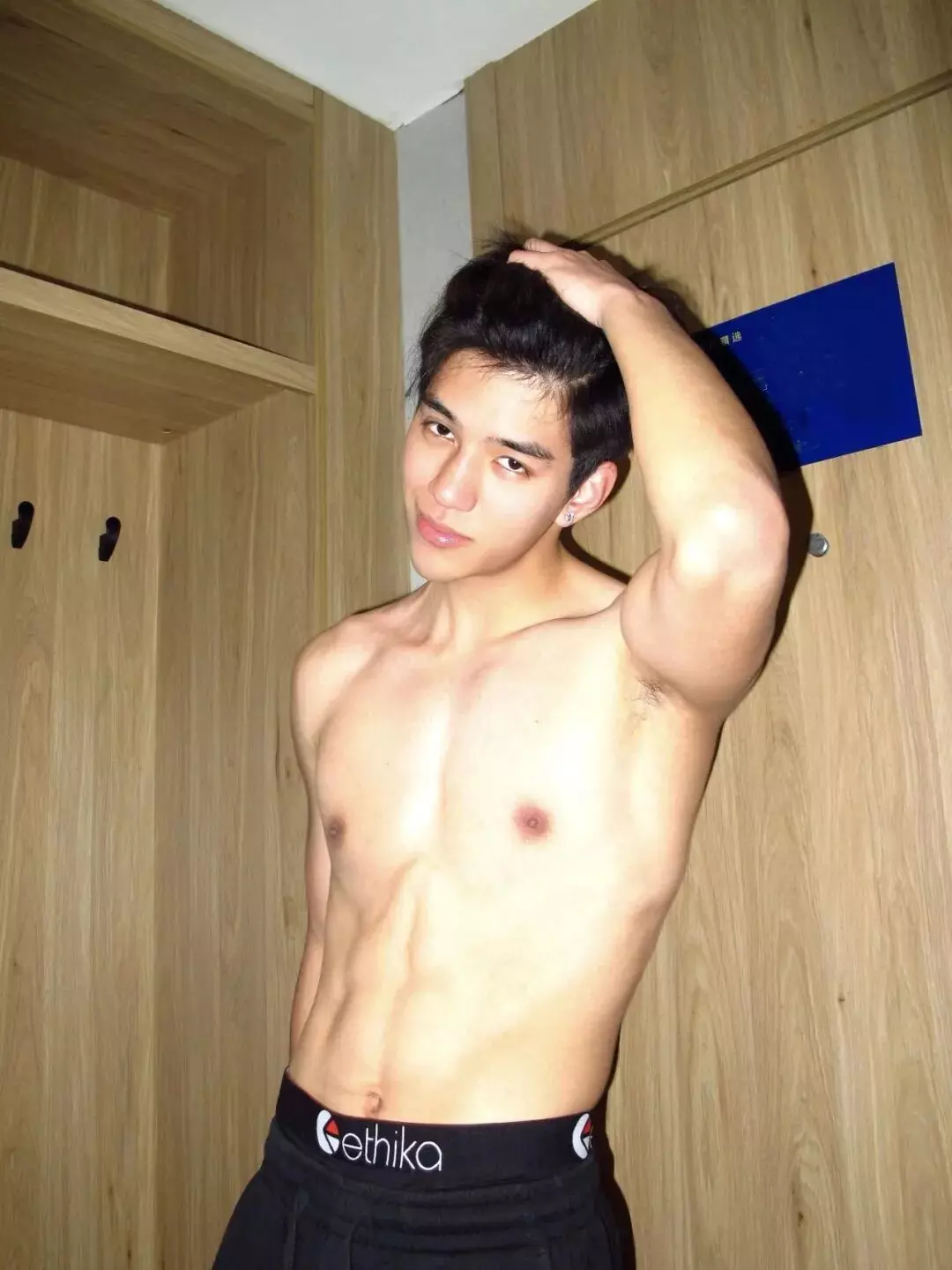 图片[4]-05年黑皮体育生男大，这颜值有点高啊……-小蓝短视频