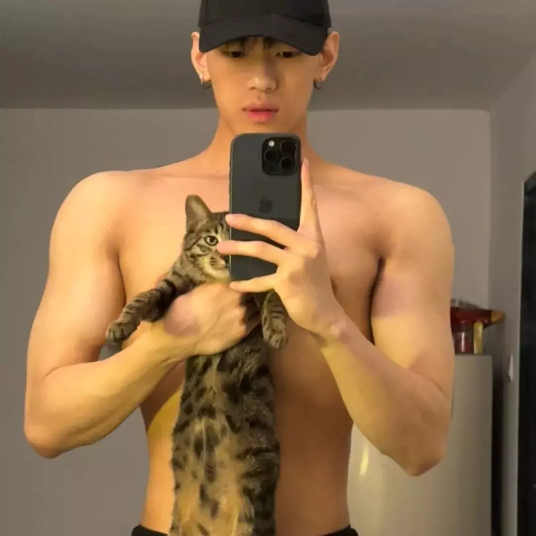 图片[3]-白皮背影杀！肌肉版叮当猫！猛男和猫在…… | 鉴定网络热门帅哥-小蓝短视频