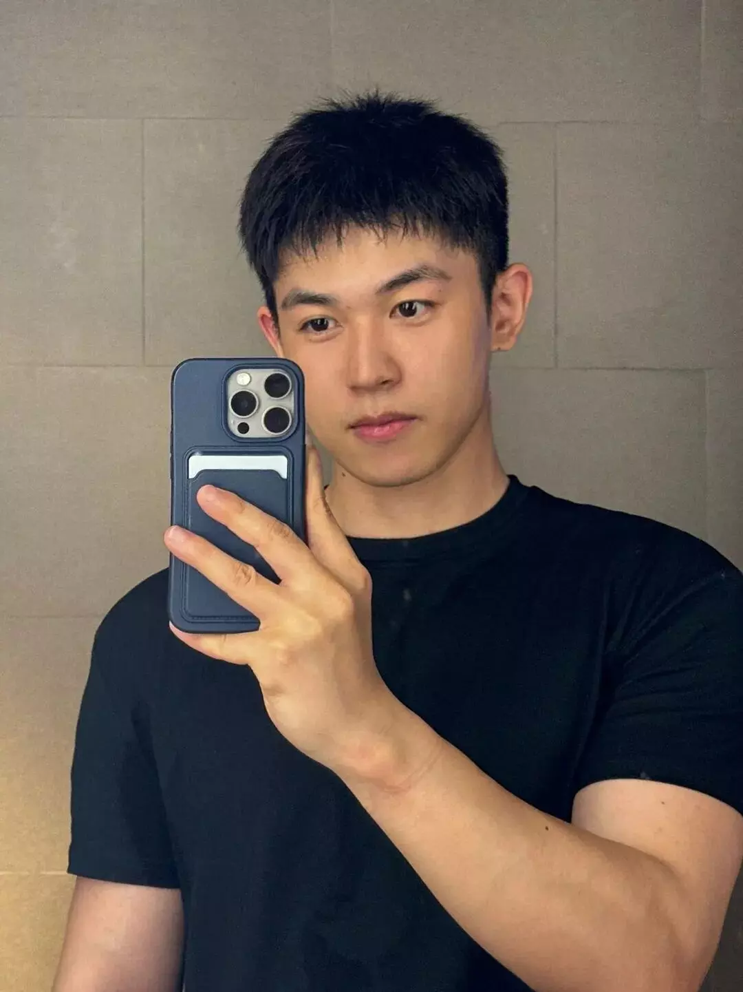 图片[2]-“两边铲光，中间不动”，2026男生潮流发型，剪这3款太帅了！-潮男潮北-潮男潮北