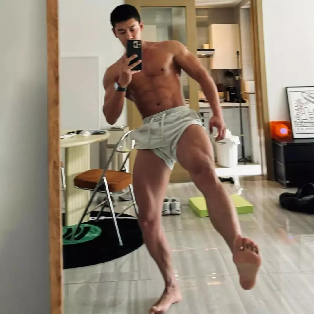 图片[4]-白皮背影杀！肌肉版叮当猫！猛男和猫在…… | 鉴定网络热门帅哥-小蓝短视频