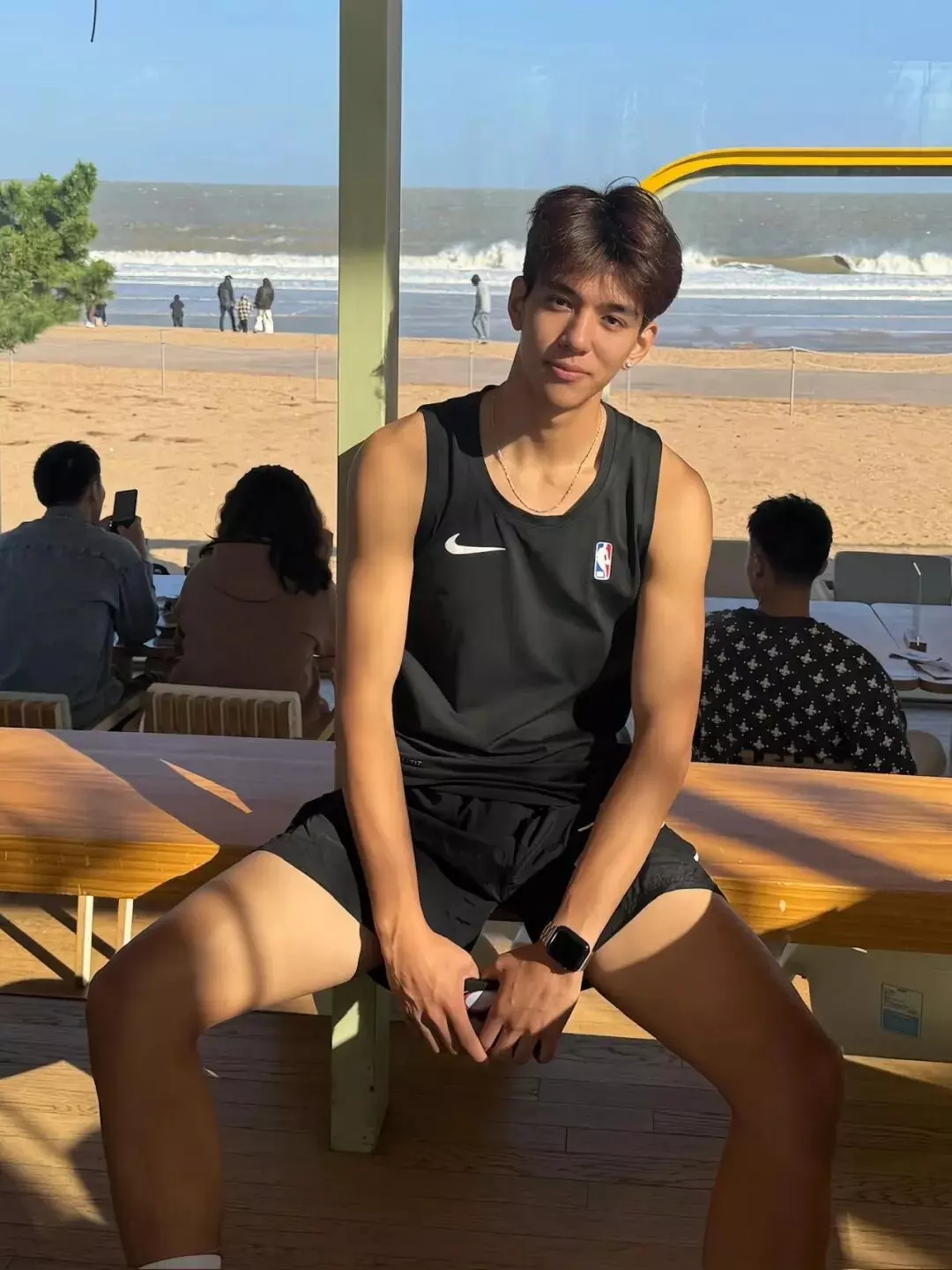 图片[9]-05年黑皮体育生男大，这颜值有点高啊……-小蓝短视频