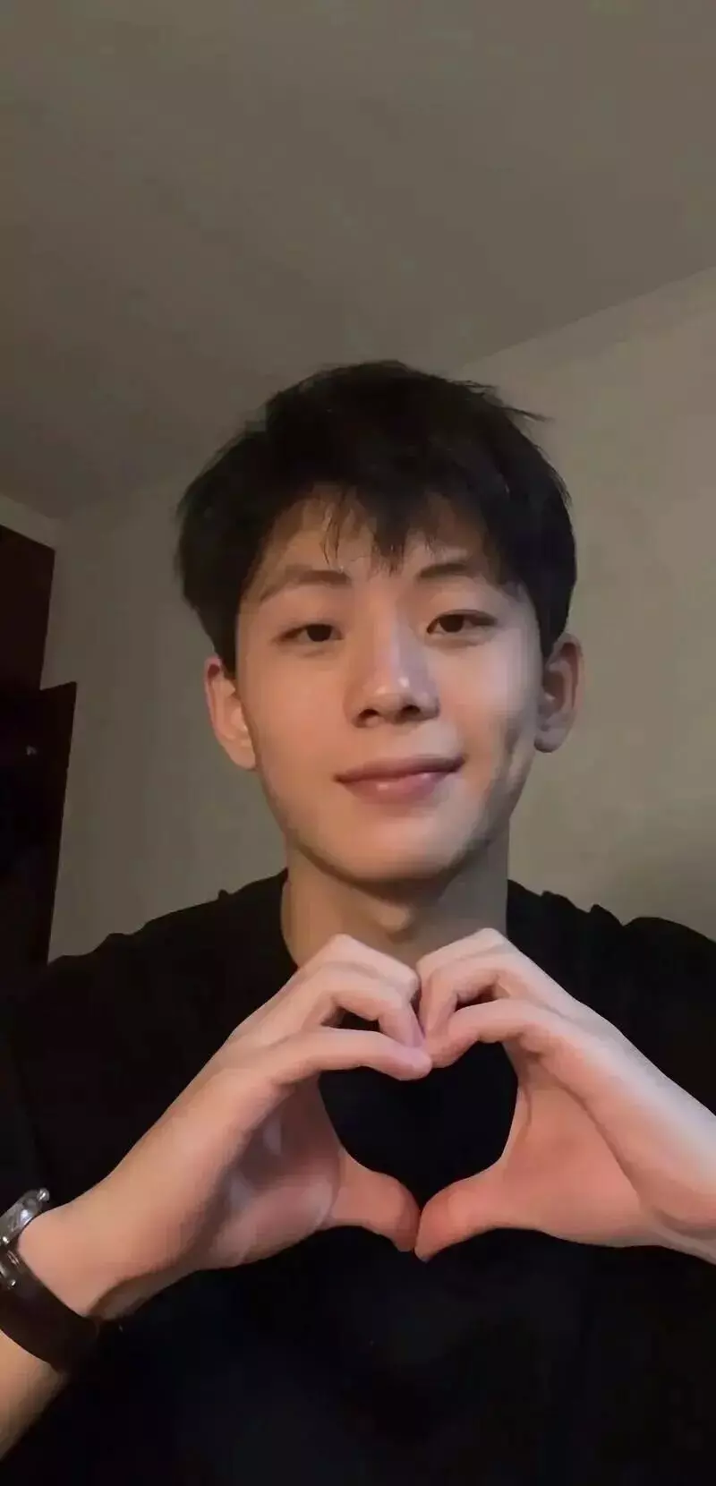 200万粉丝超级大网红直男人设崩了？网友指出男女10都可以，超高颜值大喉结，这瓜保真吗？