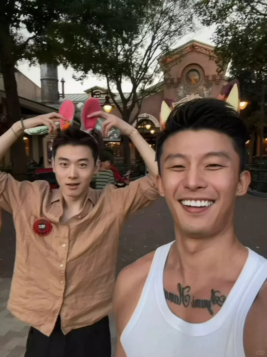 图片[14]-上海薄肌男神胶衣棒球服杀疯，这笑容谁顶得住-小蓝短视频