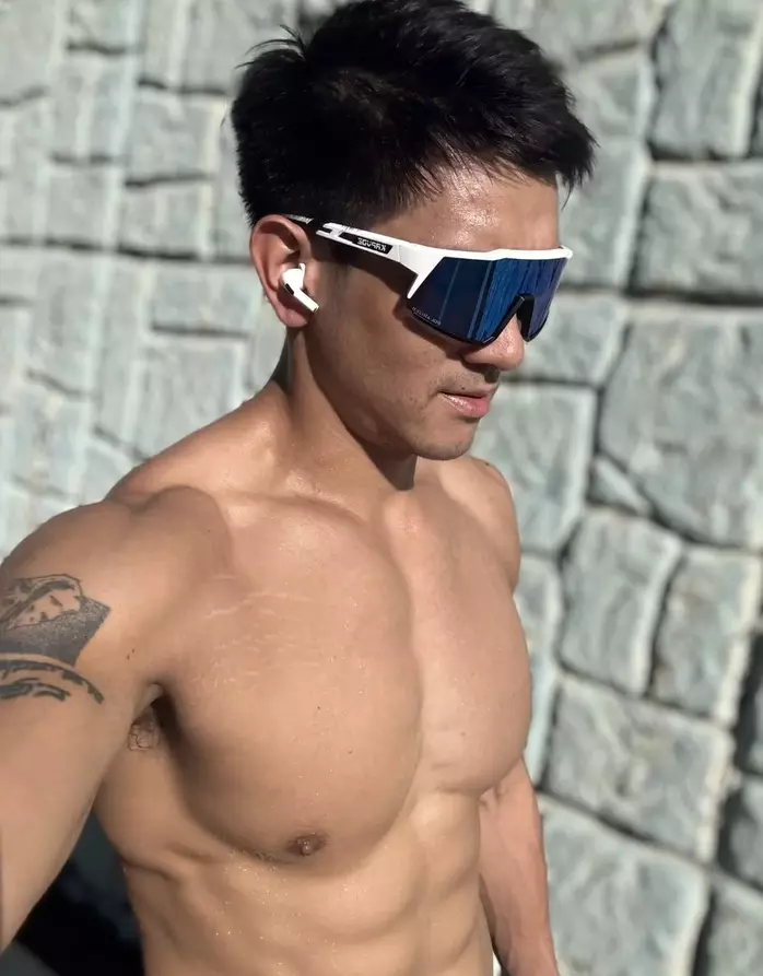 图片[7]-185CM体育生按摩视频外网传疯了！正装、墨镜实力太强爆火！-潮男潮北-潮男潮北