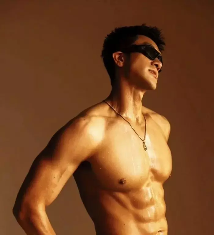 图片[6]-185CM体育生按摩视频外网传疯了！正装、墨镜实力太强爆火！-潮男潮北-潮男潮北