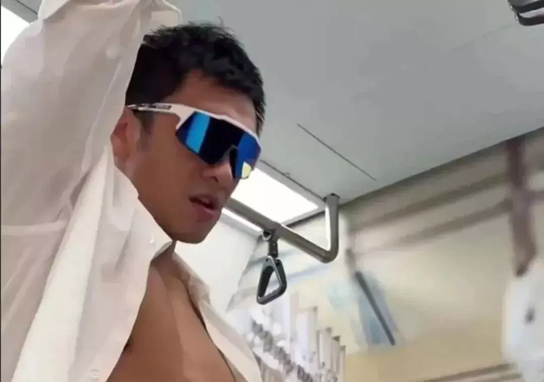 图片[3]-185CM体育生按摩视频外网传疯了！正装、墨镜实力太强爆火！-潮男潮北-潮男潮北