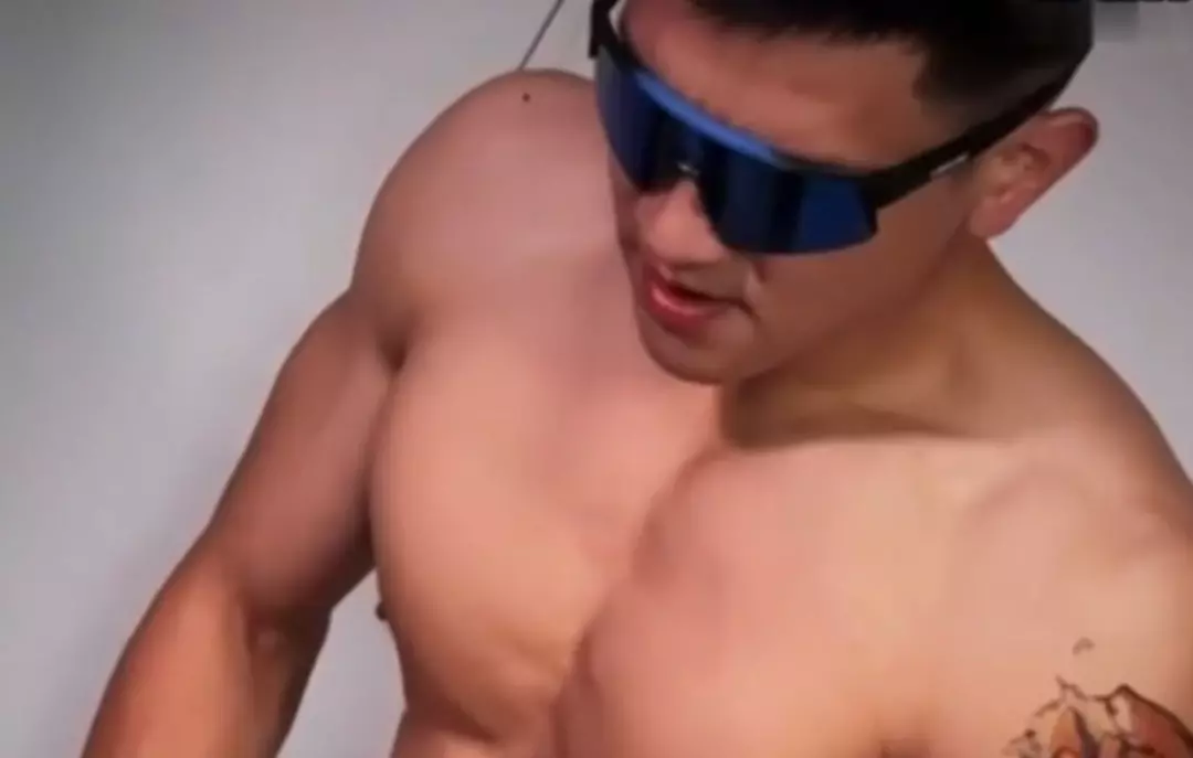 图片[2]-185CM体育生按摩视频外网传疯了！正装、墨镜实力太强爆火！-潮男潮北-潮男潮北