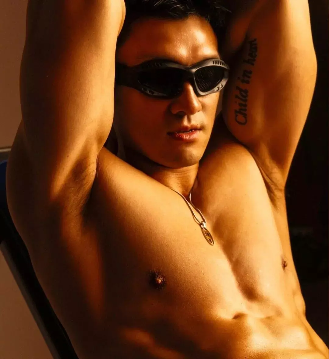 图片[5]-185CM体育生按摩视频外网传疯了！正装、墨镜实力太强爆火！-潮男潮北-潮男潮北