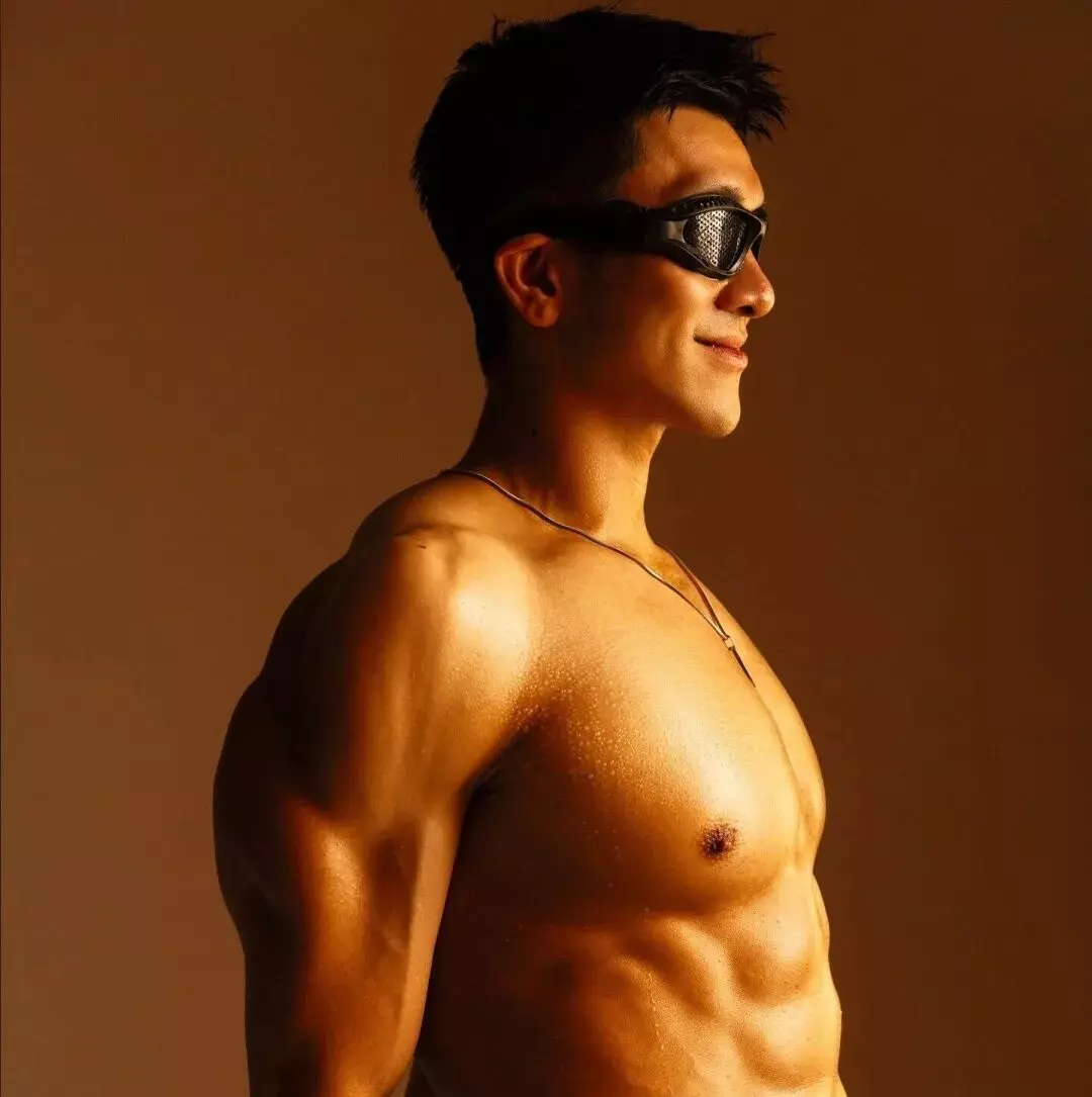 图片[4]-185CM体育生按摩视频外网传疯了！正装、墨镜实力太强爆火！-潮男潮北-潮男潮北