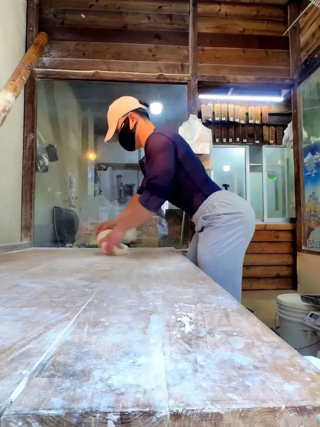 图片[16]-一个视频800个心眼！这个卖面条的肌肉帅哥为了红太拼了……-潮男潮北-潮男潮北