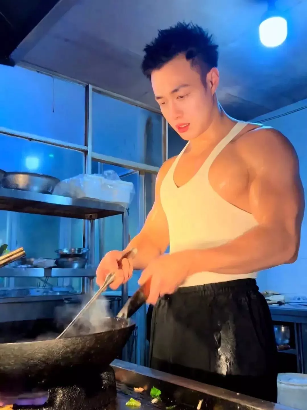 图片[4]-一个视频800个心眼！这个卖面条的肌肉帅哥为了红太拼了……-潮男潮北-潮男潮北
