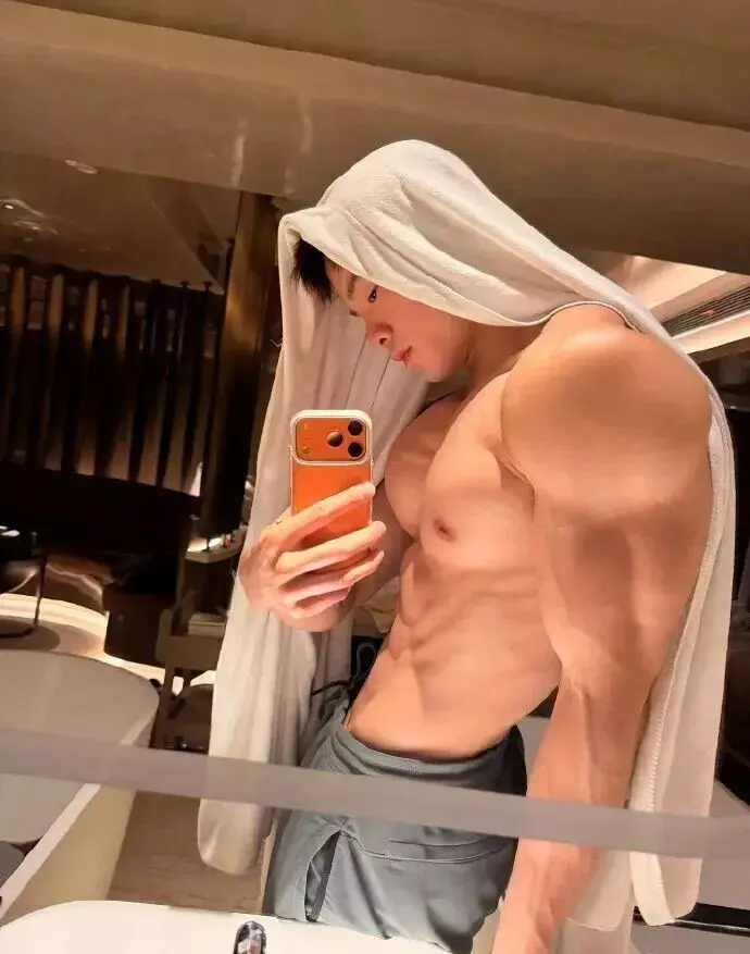 图片[6]-十佳胸肌大大滴帅哥精选 身材好 颜值高 气息浓-小蓝短视频