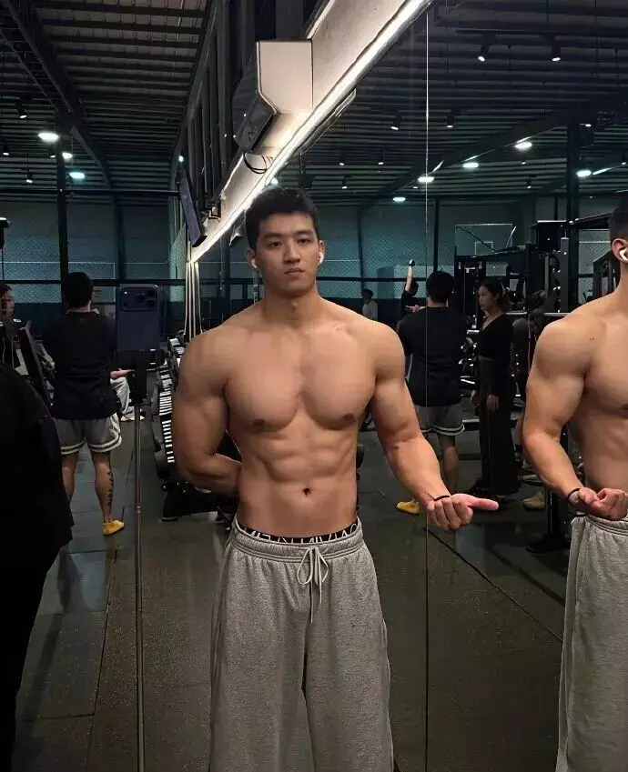 图片[7]-十佳胸肌大大滴帅哥精选 身材好 颜值高 气息浓-小蓝短视频