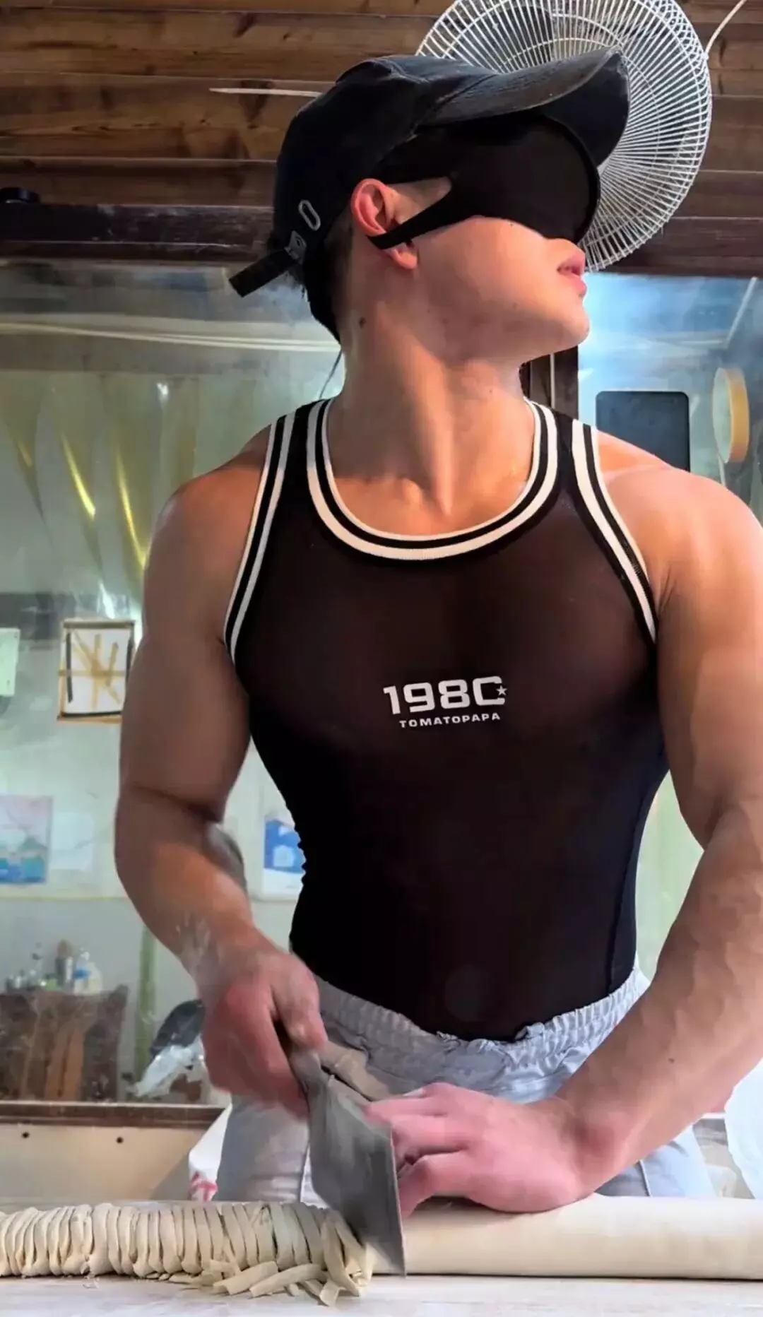 图片[21]-一个视频800个心眼！这个卖面条的肌肉帅哥为了红太拼了……-潮男潮北-潮男潮北