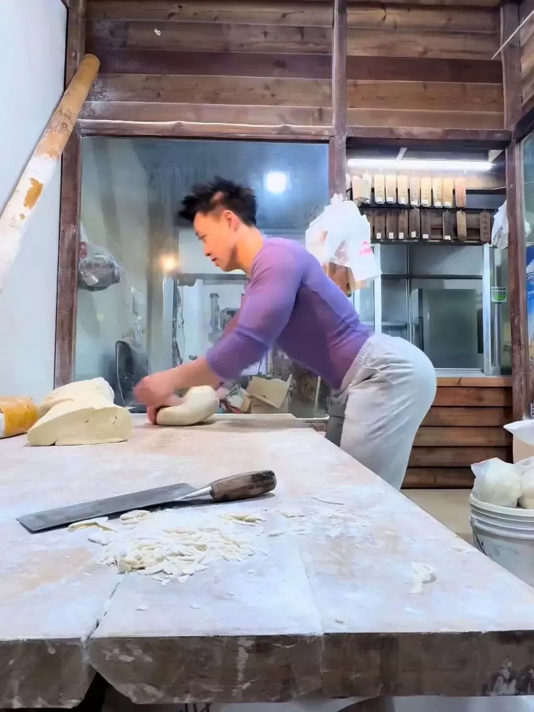 图片[14]-一个视频800个心眼！这个卖面条的肌肉帅哥为了红太拼了……-潮男潮北-潮男潮北
