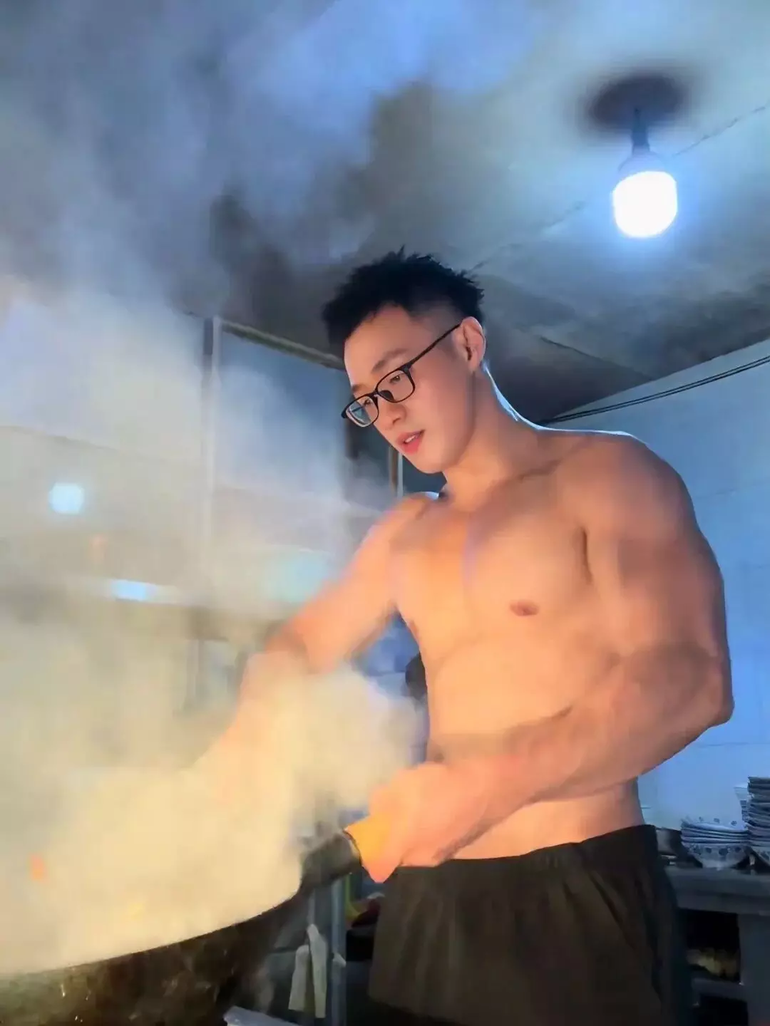 图片[6]-一个视频800个心眼！这个卖面条的肌肉帅哥为了红太拼了……-潮男潮北-潮男潮北