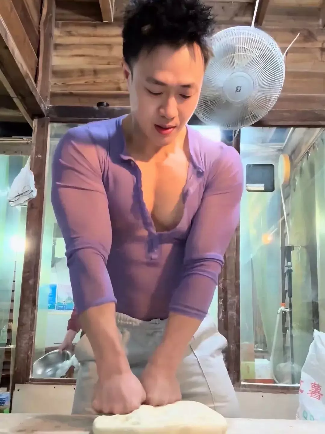 图片[11]-一个视频800个心眼！这个卖面条的肌肉帅哥为了红太拼了……-潮男潮北-潮男潮北