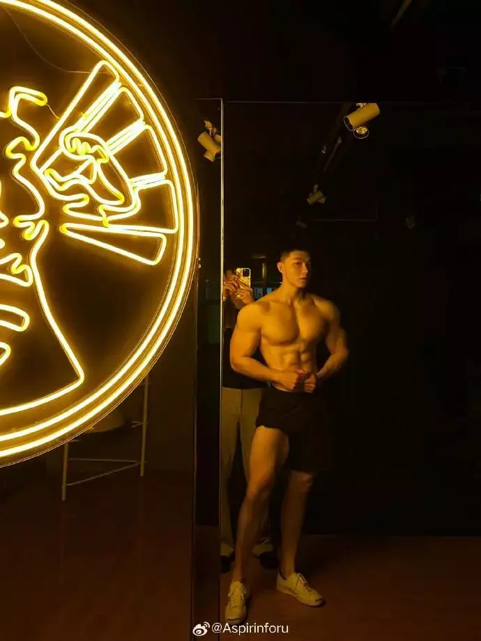 图片[4]-十佳胸肌大大滴帅哥精选 身材好 颜值高 气息浓-小蓝短视频