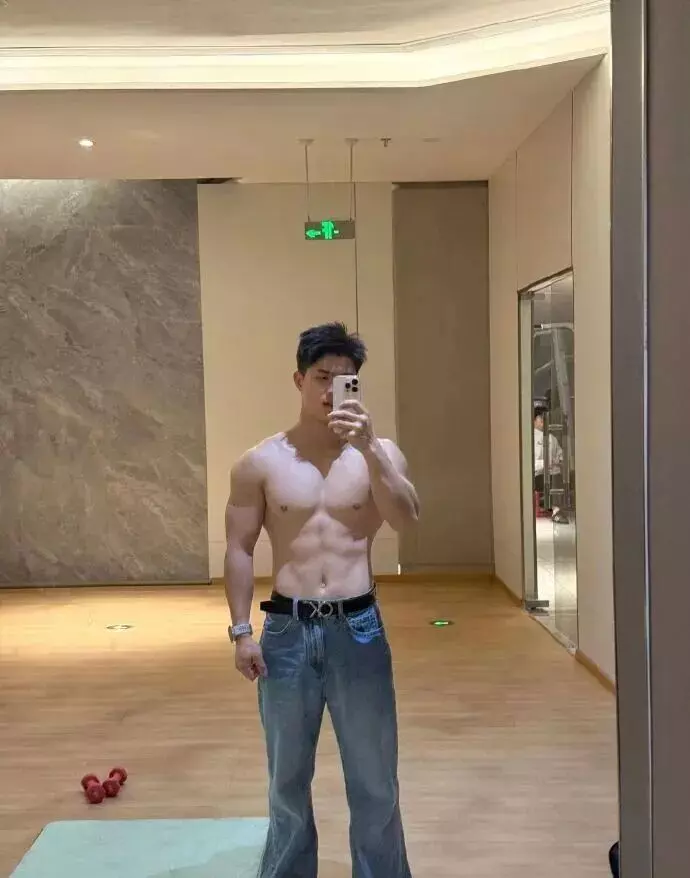 图片[8]-十佳胸肌大大滴帅哥精选 身材好 颜值高 气息浓-小蓝短视频