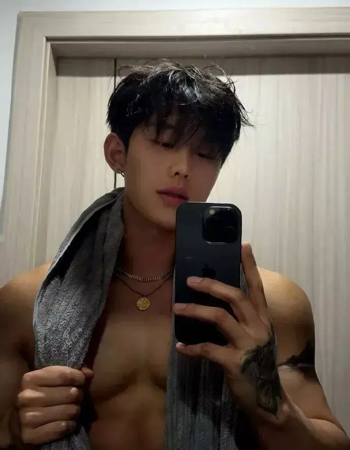 图片[9]-十佳胸肌大大滴帅哥精选 身材好 颜值高 气息浓-小蓝短视频