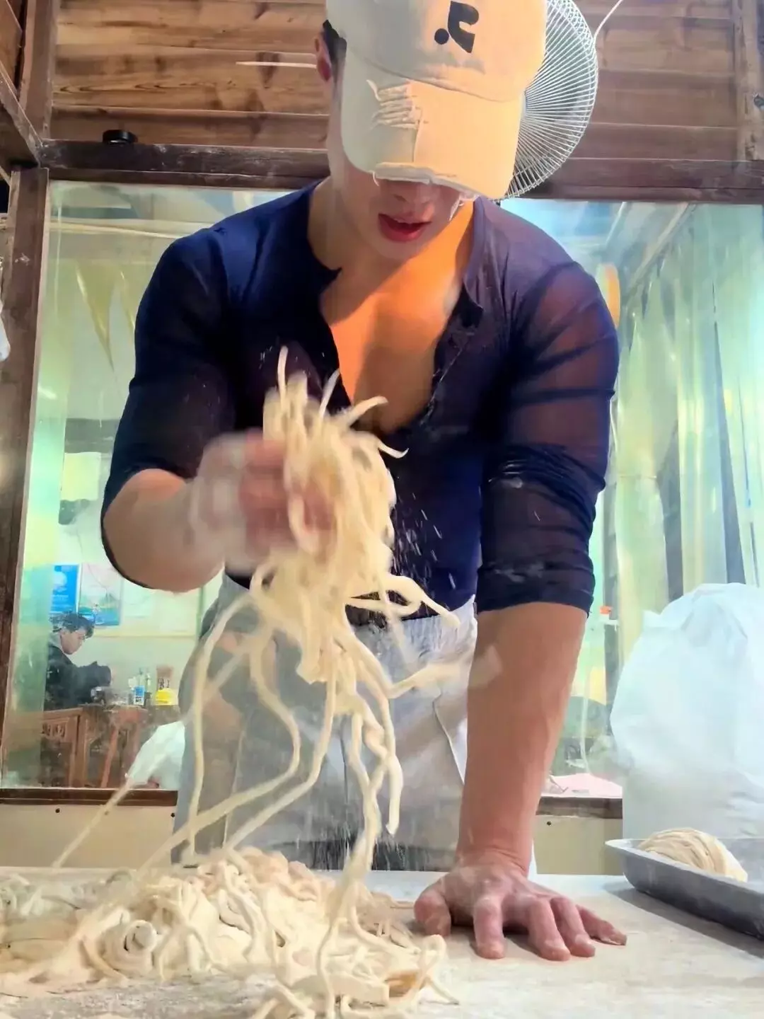 图片[13]-一个视频800个心眼！这个卖面条的肌肉帅哥为了红太拼了……-潮男潮北-潮男潮北