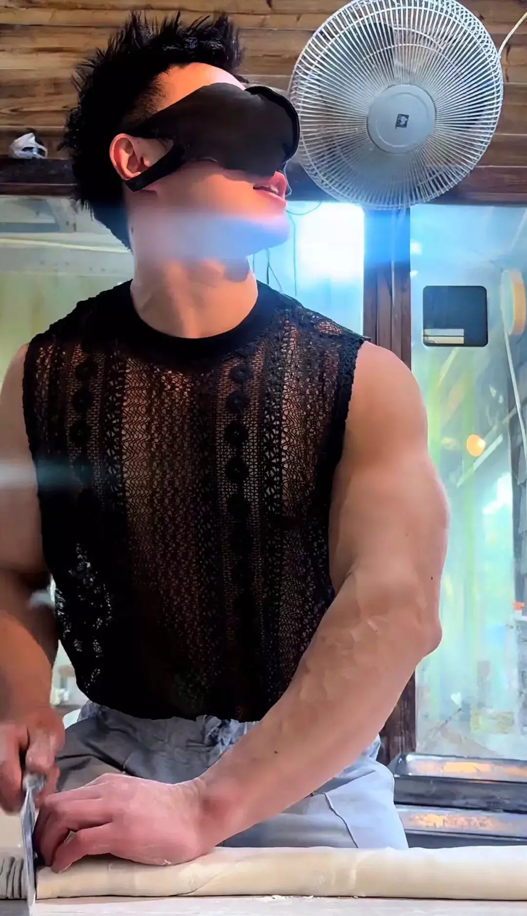 图片[20]-一个视频800个心眼！这个卖面条的肌肉帅哥为了红太拼了……-潮男潮北-潮男潮北