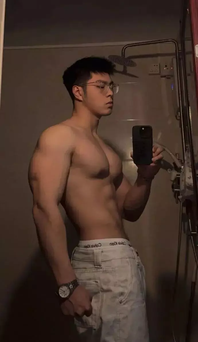 图片[2]-十佳胸肌大大滴帅哥精选 身材好 颜值高 气息浓-小蓝短视频