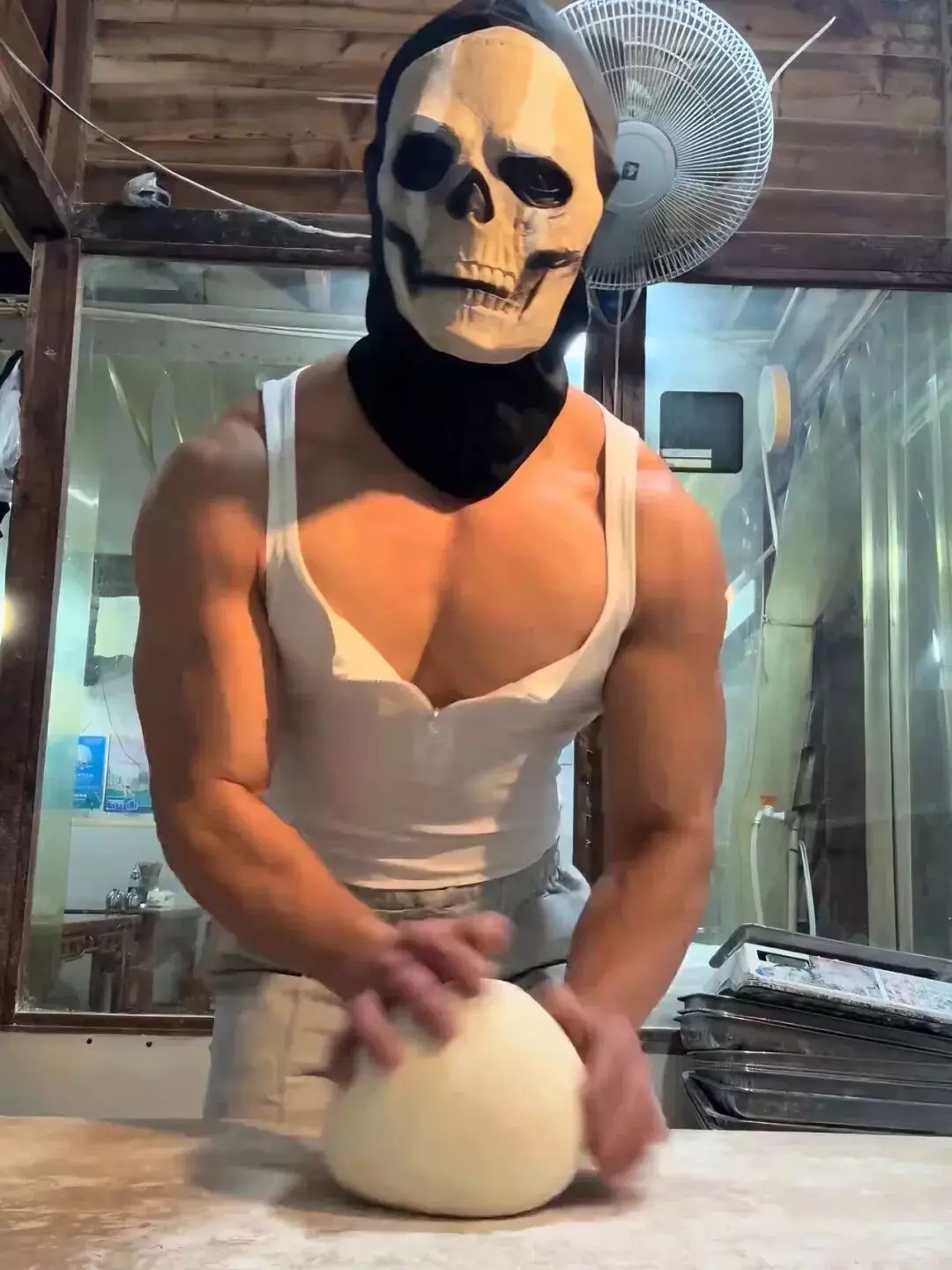 图片[9]-一个视频800个心眼！这个卖面条的肌肉帅哥为了红太拼了……-潮男潮北-潮男潮北