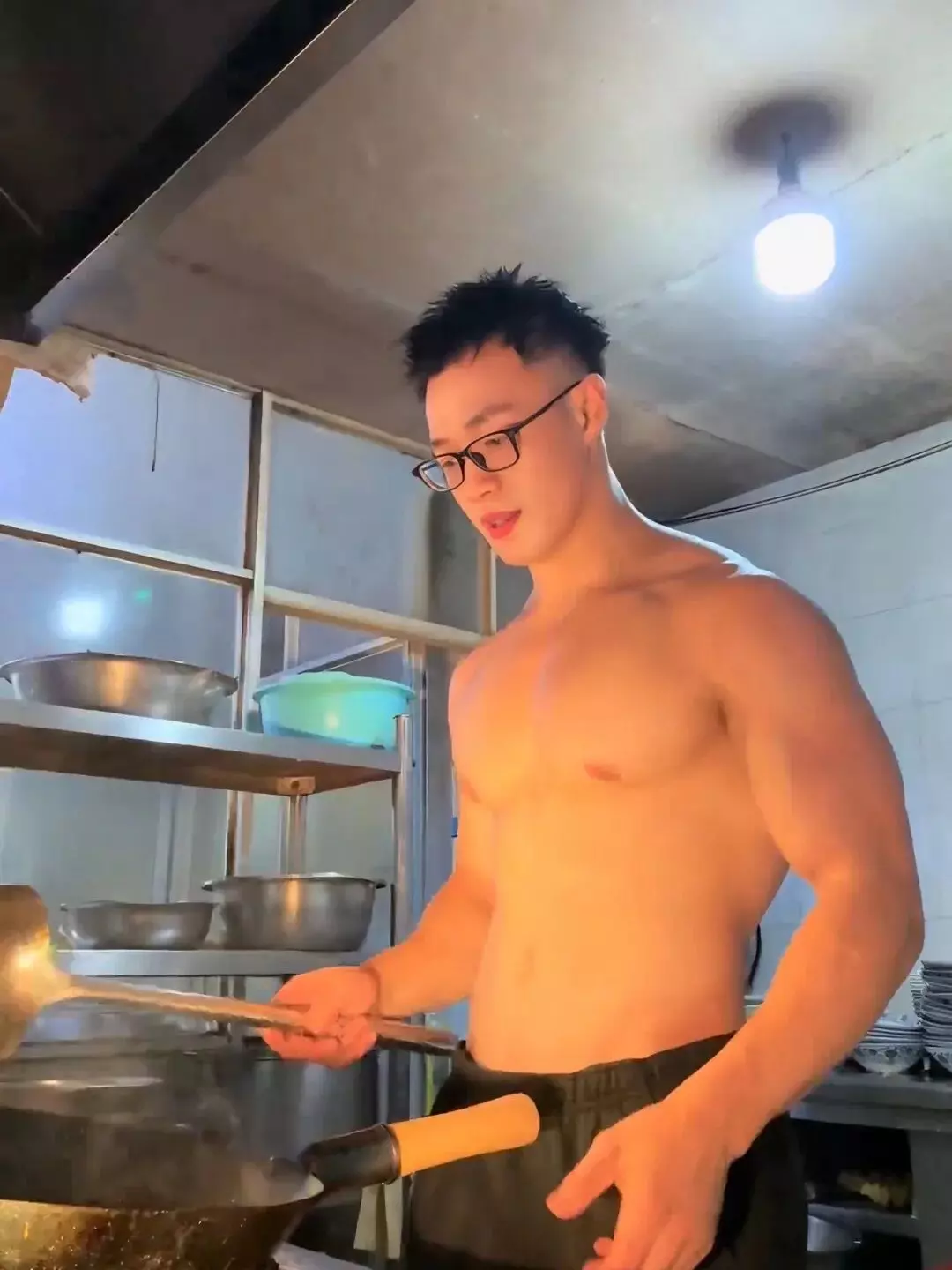 图片[5]-一个视频800个心眼！这个卖面条的肌肉帅哥为了红太拼了……-潮男潮北-潮男潮北