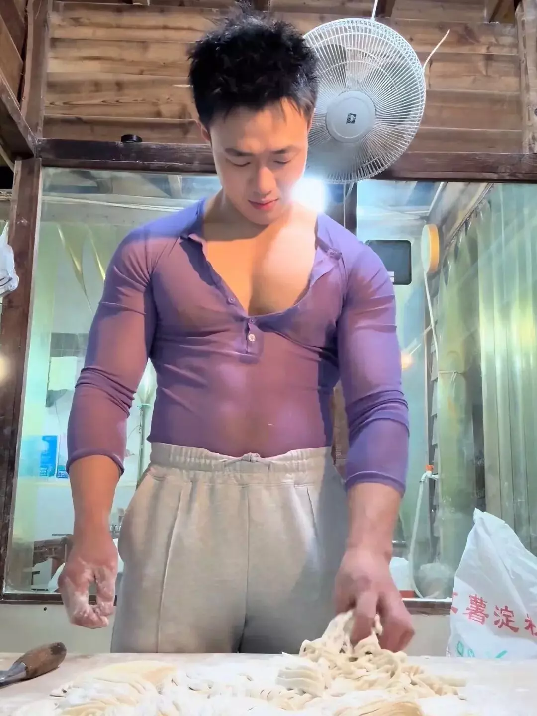 图片[12]-一个视频800个心眼！这个卖面条的肌肉帅哥为了红太拼了……-潮男潮北-潮男潮北