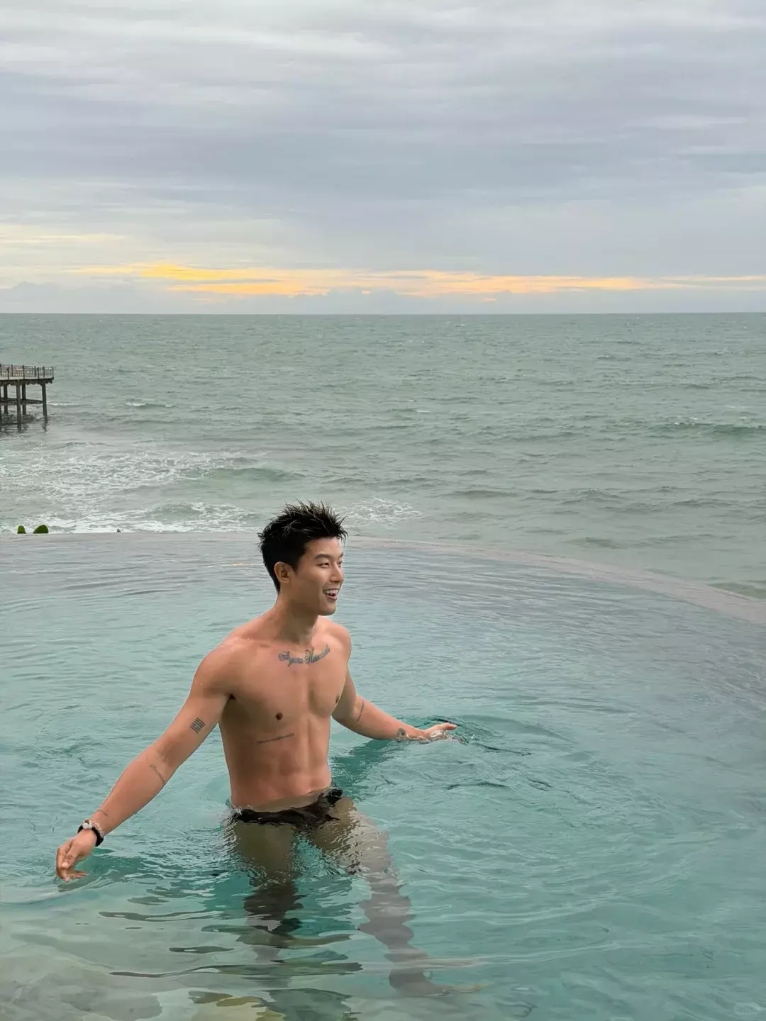 00后黑皮体育生安静内敛的涩感-小蓝短视频