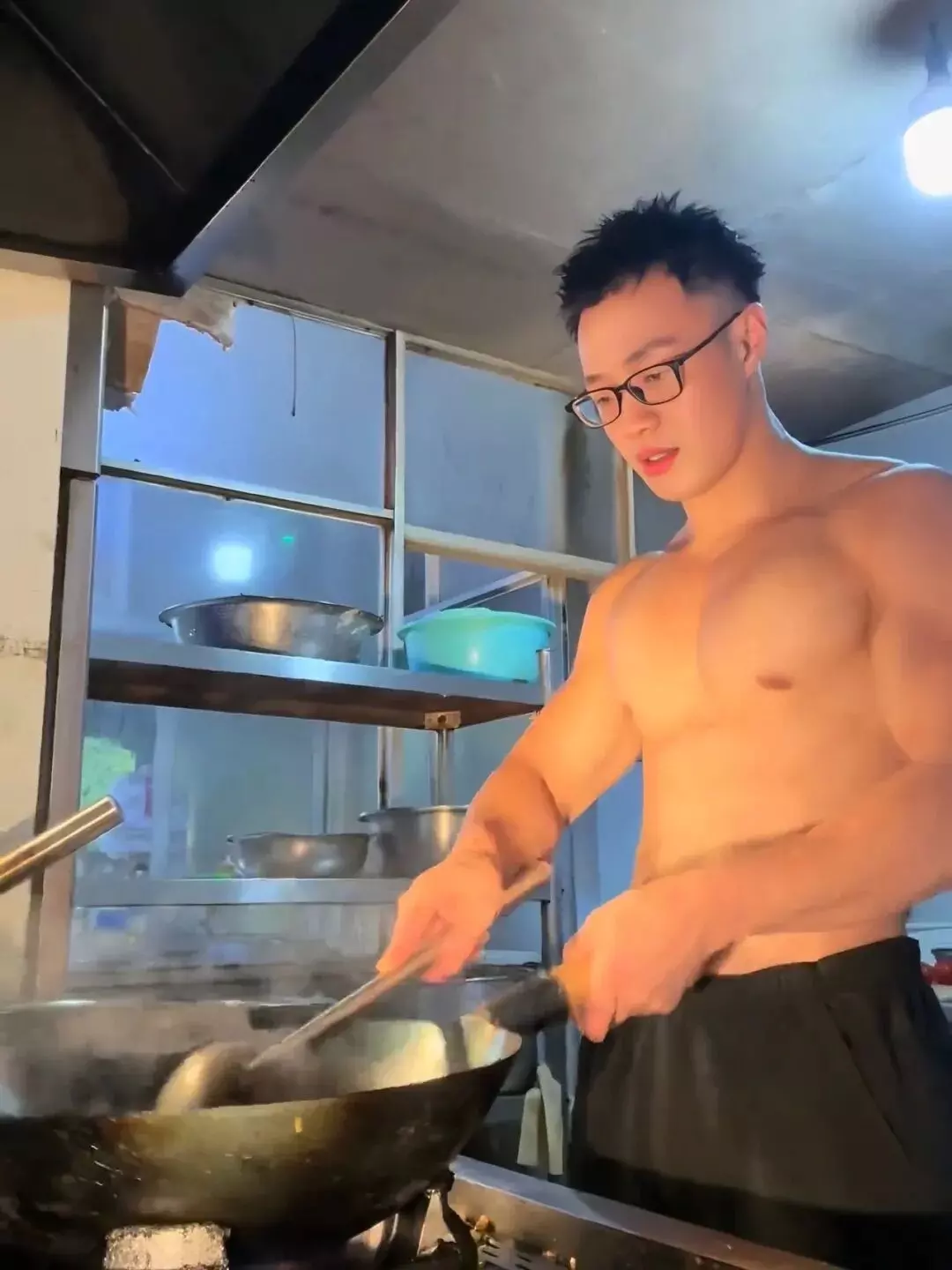 图片[7]-一个视频800个心眼！这个卖面条的肌肉帅哥为了红太拼了……-潮男潮北-潮男潮北