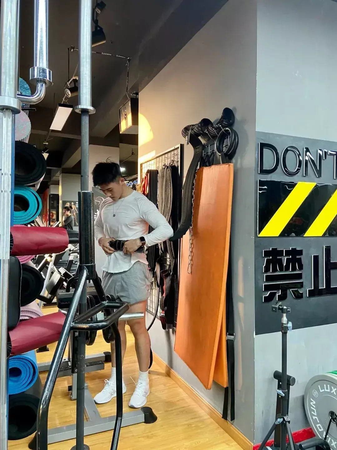 图片[2]-白大褂封印颜值？江苏医学硕士一脱衣，肌肉身材惊艳到失语！-小蓝短视频