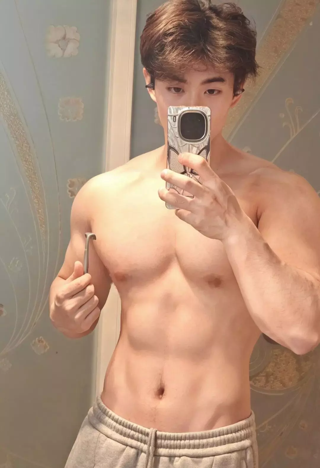 187脂包肌硬帅男大体育生，网友：这胸肌女生看了都自卑...-小蓝短视频