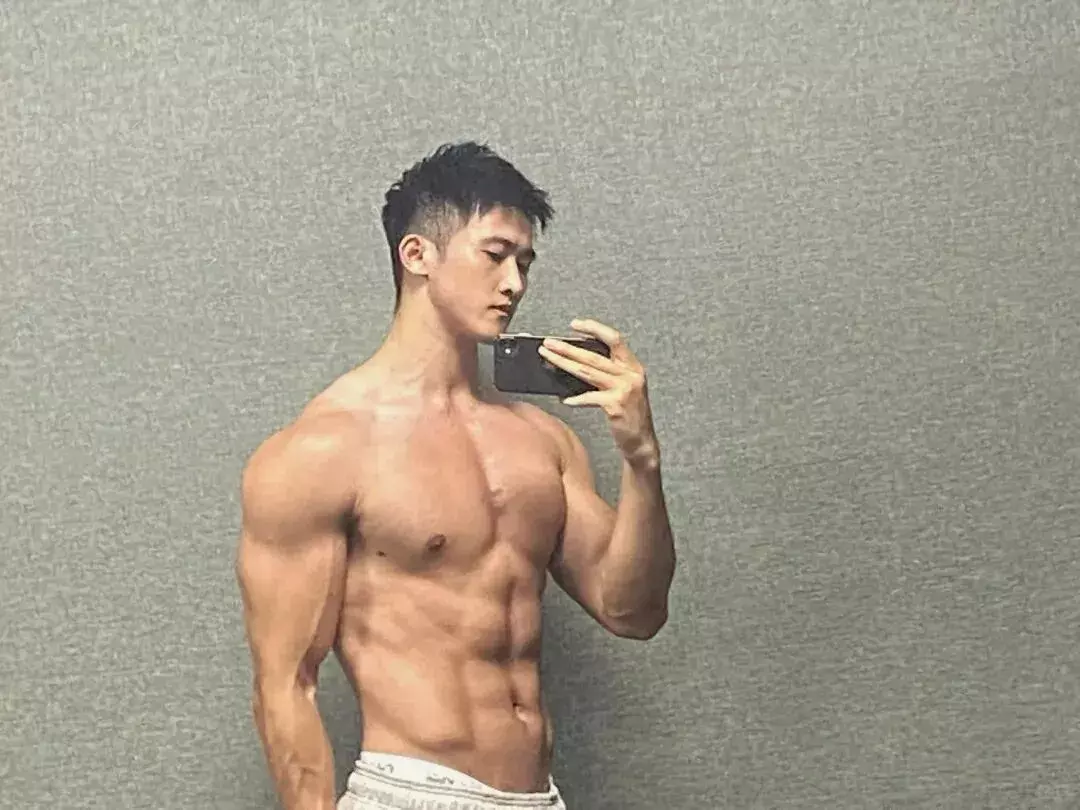 白大褂封印颜值？江苏医学硕士一脱衣，肌肉身材惊艳到失语！-小蓝短视频