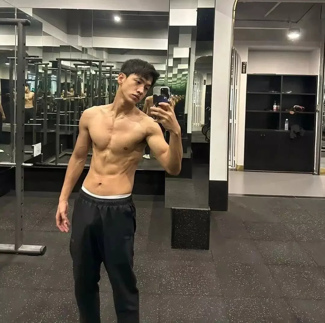 35岁的李嘉格找26岁薄肌男友，太帅了登热搜！-小蓝短视频