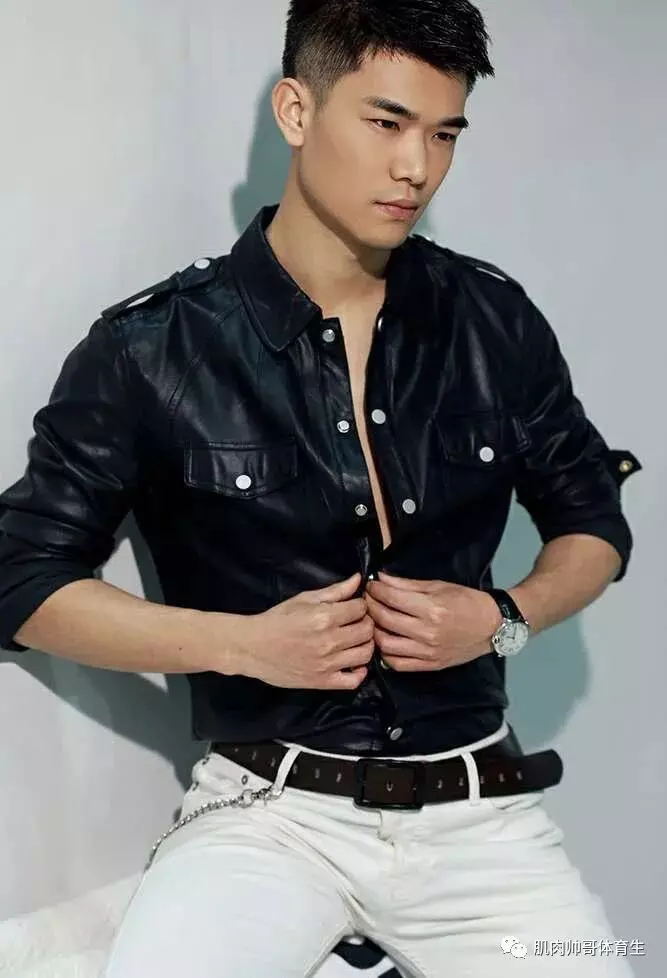 肌肉帅哥体育生，祝各位新年快乐，马年大吉-潮男潮北