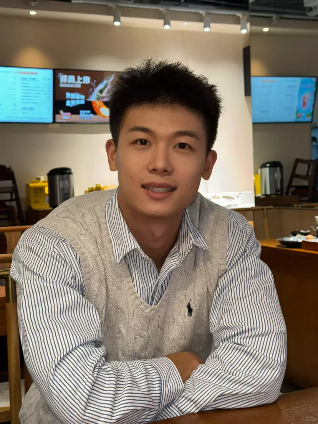 20万粉网红“超级铎”和刘姥姥真是一对？他爆料“姥姥光画饼”…网红小鲜肉和金主的爱情，要怎样维系？-小蓝短视频