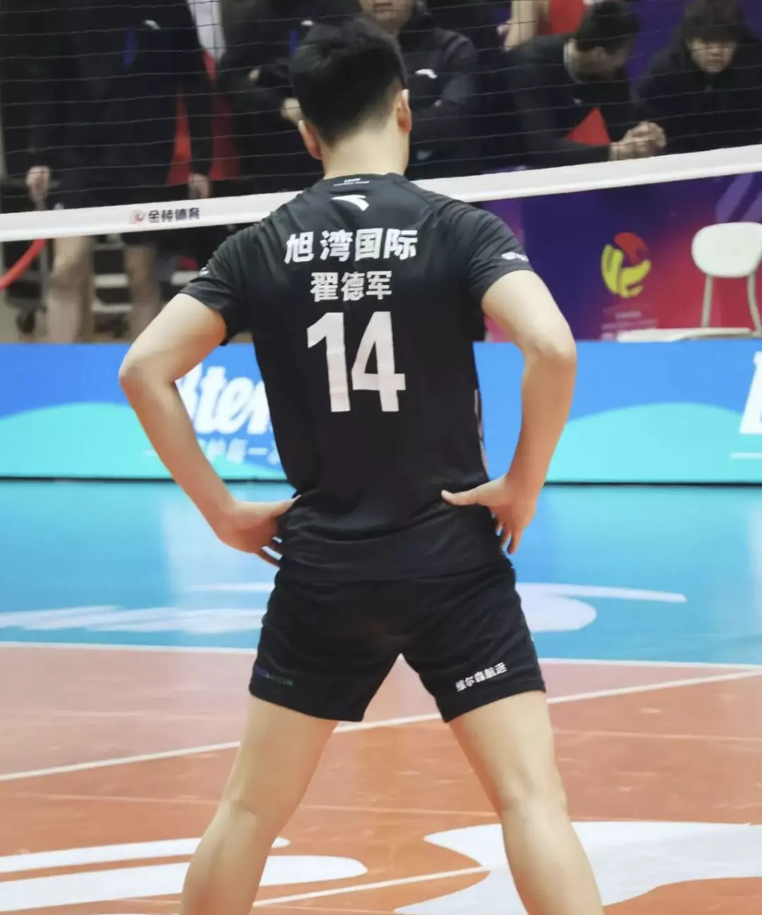 山东男排翟德军撩衣太好看，195CM长腿纵身一跃实力藏不住！-潮男潮北-潮男潮北