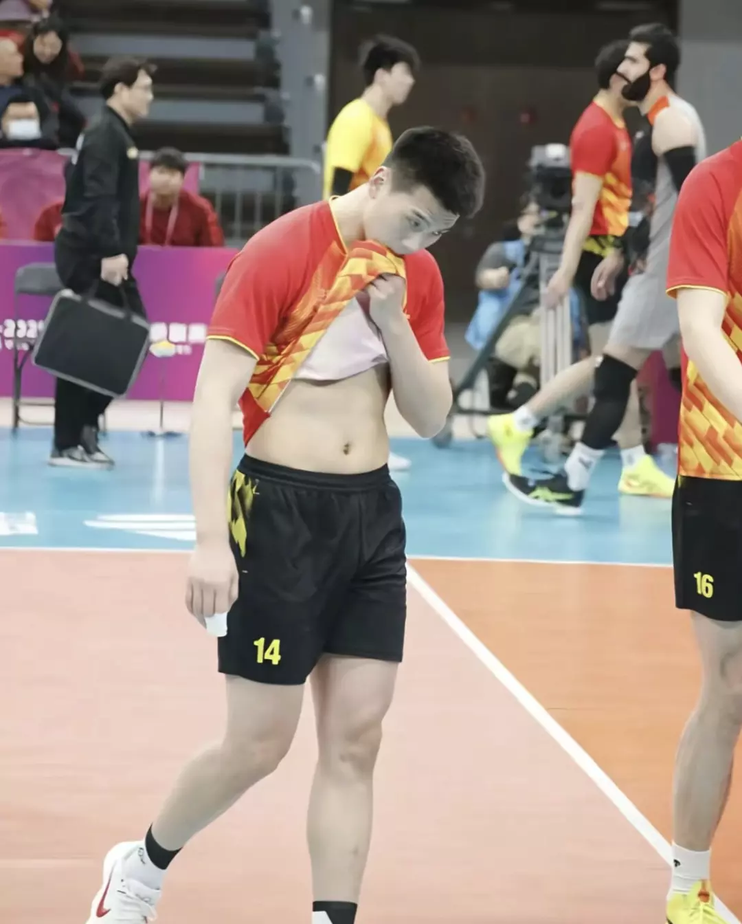图片[17]-山东男排翟德军撩衣太好看，195CM长腿纵身一跃实力藏不住！-潮男潮北-潮男潮北