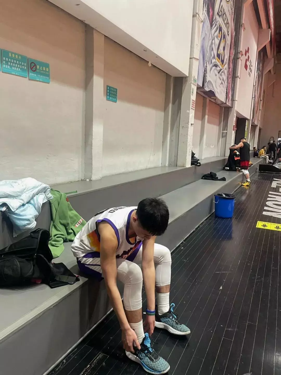 图片[11]-那个闻臭袜的帅哥找到了！竟然是个187cm体育生……-小蓝短视频