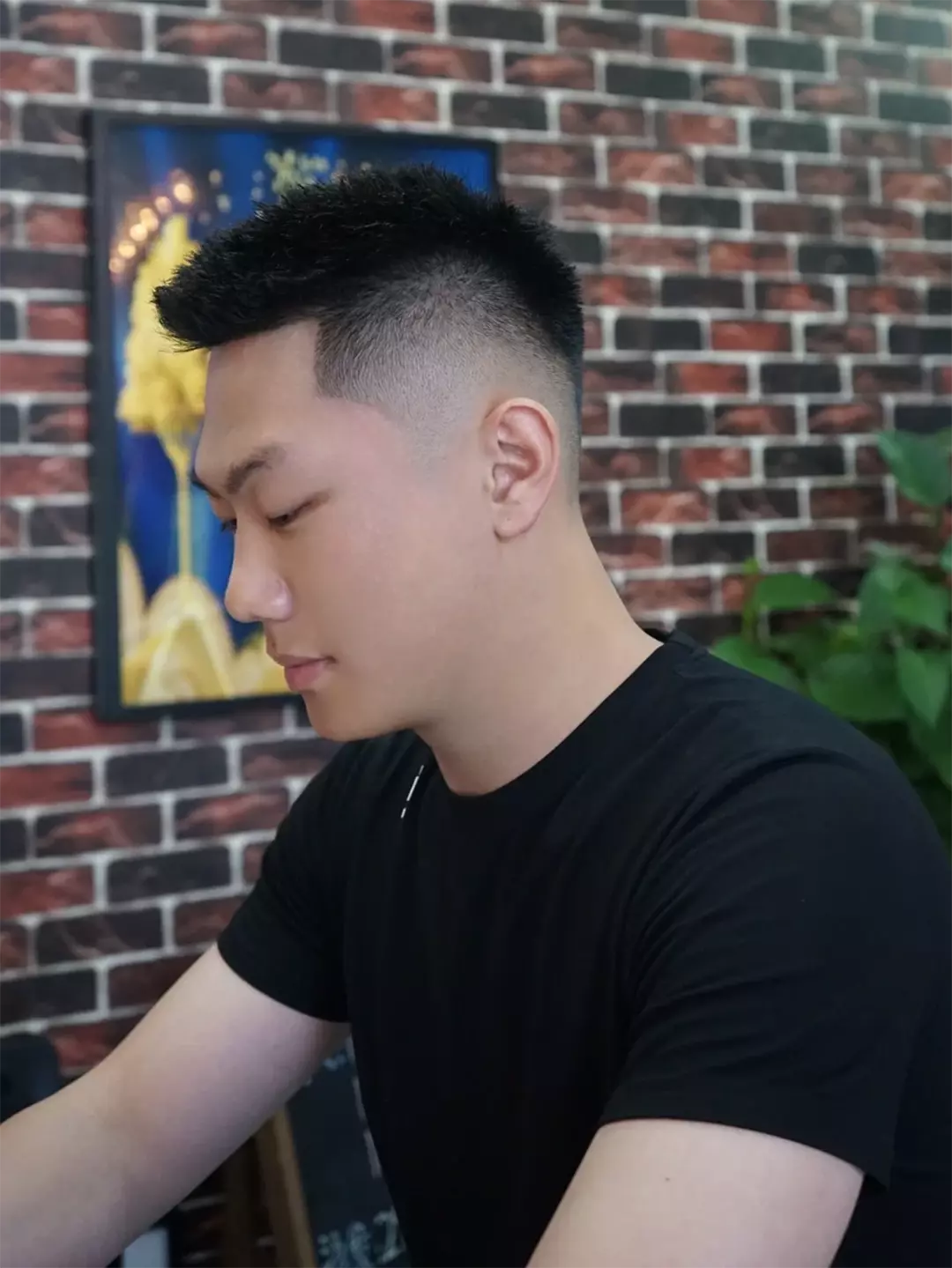 图片[2]-30岁以上的男生，试试这3款简约“露额”发型，轻熟帅气不油腻！-潮男潮北-潮男潮北